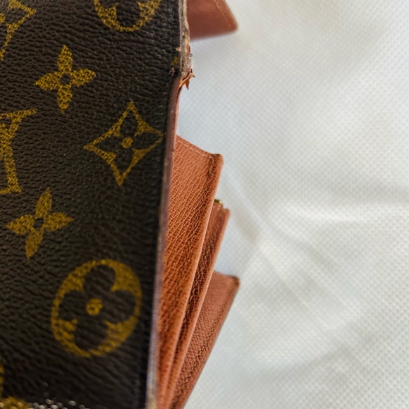 LV Sarah Monogram Wallet in EUC
* Free Shipping * - Picture 14 of 16